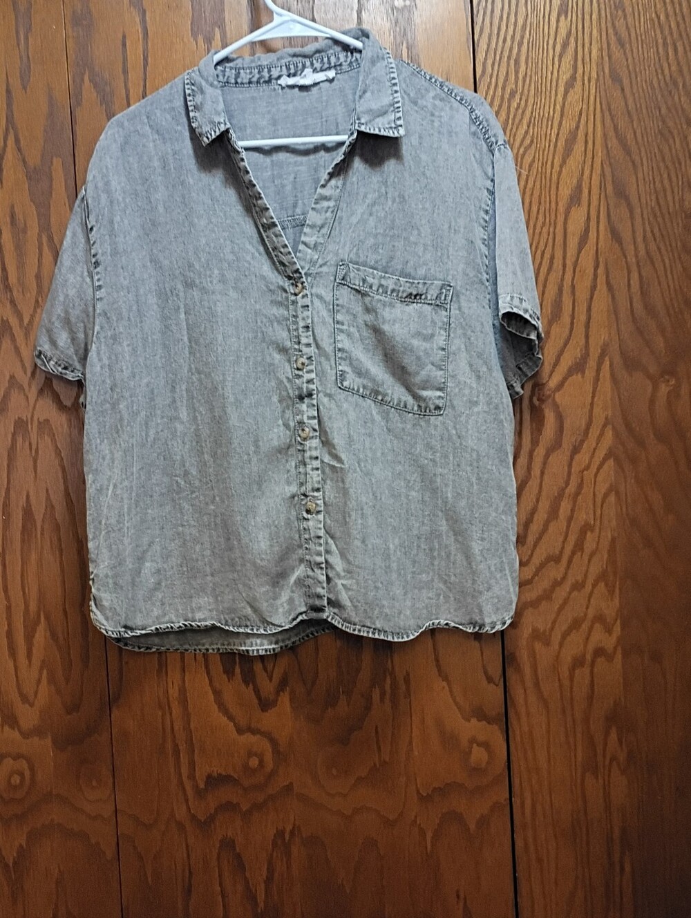 Woman's Short-Sleeve Washed Denim Shirt - Gray